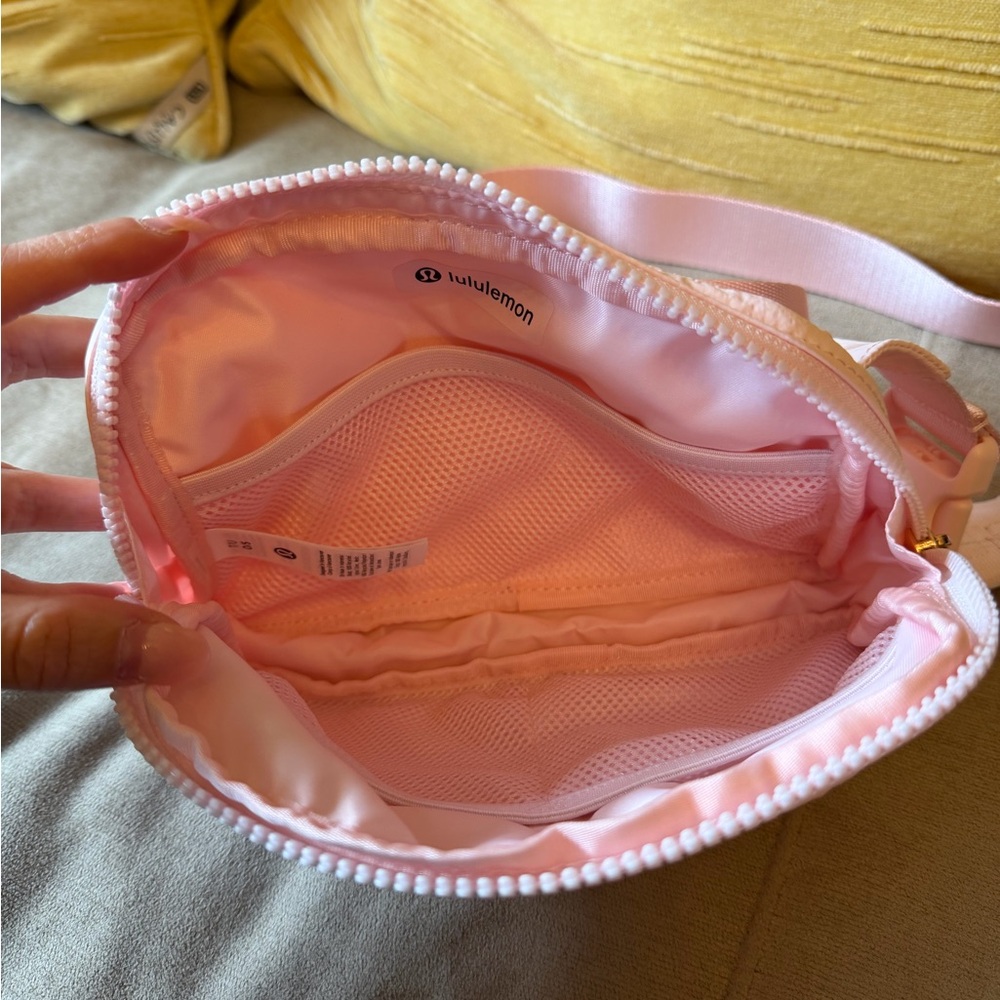 BNWOT lululemon athletica Everywhere Belt Bag Large - Pale Pink - Picture 5 of 5
